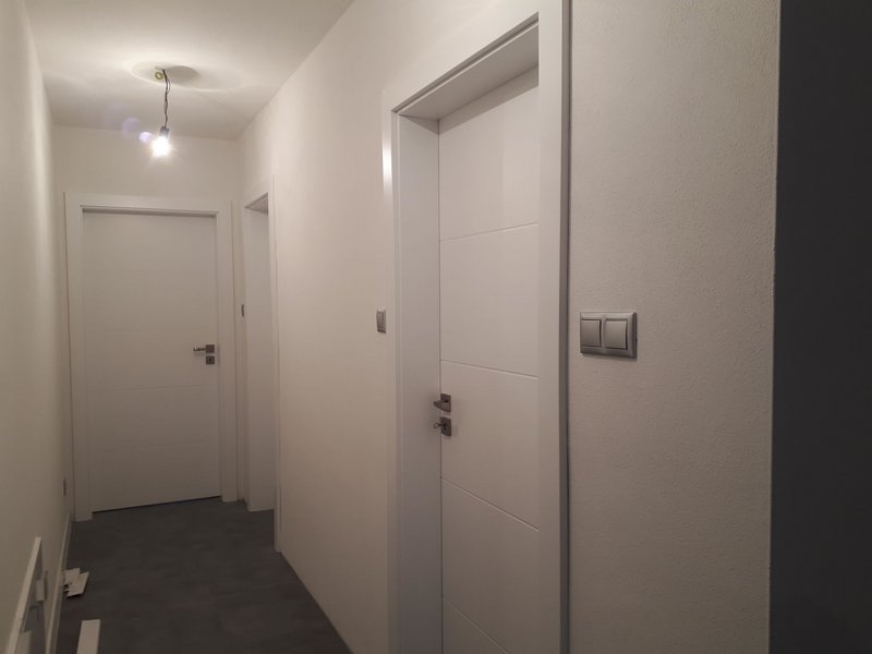 DVERE PORTA biele striekané,  bezfalcové, drážkované