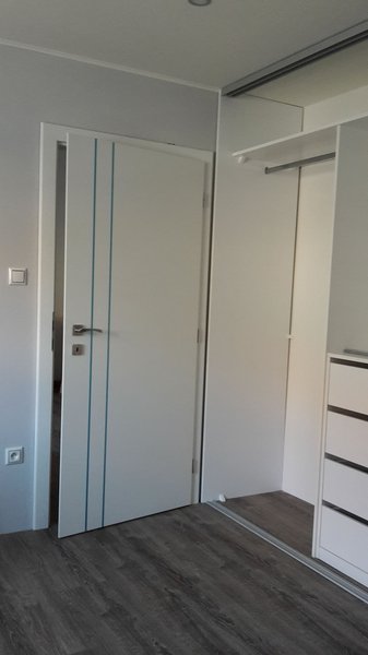 Dvere s nerezovou aplikáciou, farba EGGER Biela premium W1000 ST22