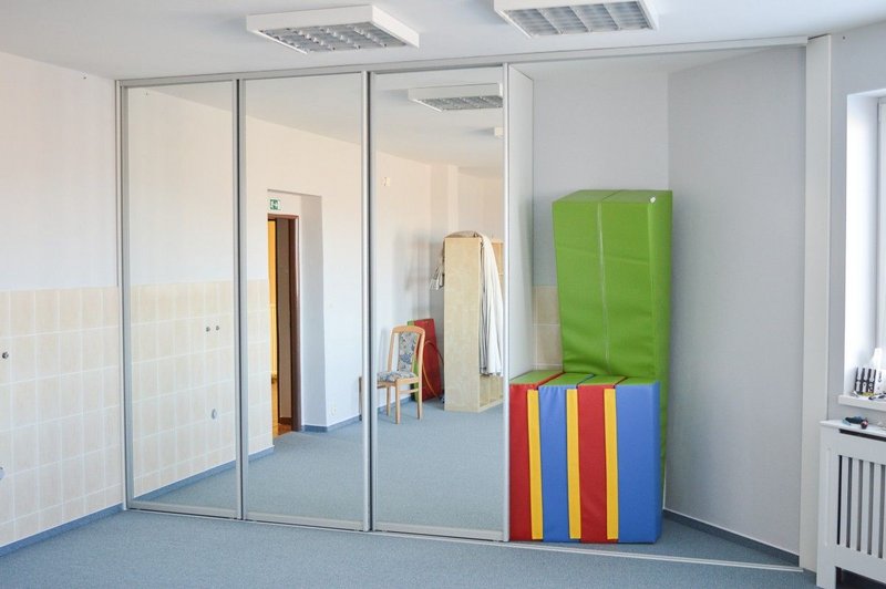 Funkčný odkladací priestor na mieru zo vstavanej skrine