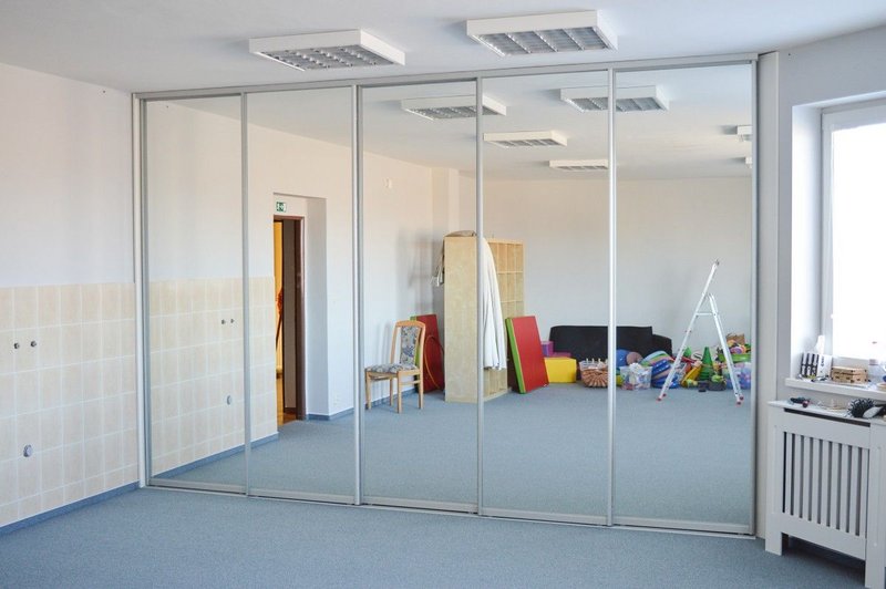 Funkčný odkladací priestor na mieru zo vstavanej skrine