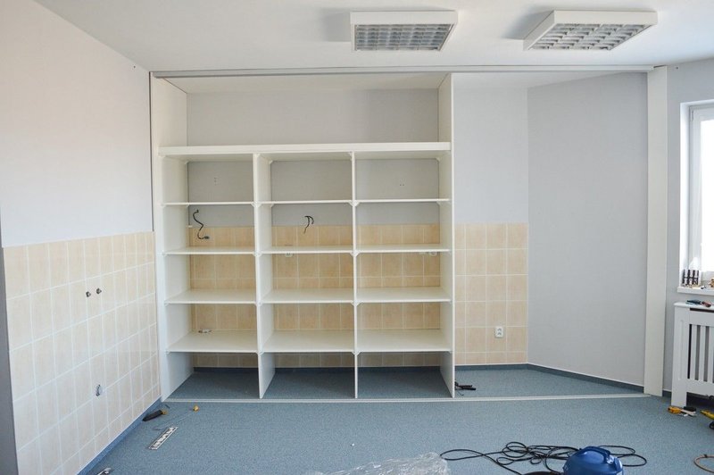 Funkčný odkladací priestor na mieru zo vstavanej skrine