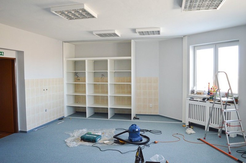 Funkčný odkladací priestor na mieru zo vstavanej skrine