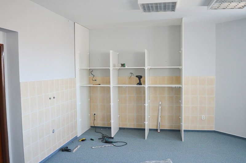 Funkčný odkladací priestor na mieru zo vstavanej skrine