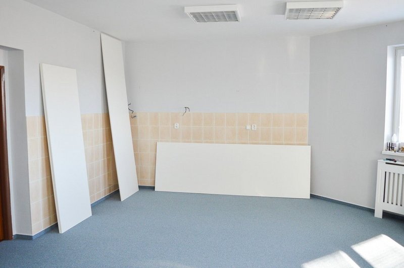 Funkčný odkladací priestor na mieru zo vstavanej skrine