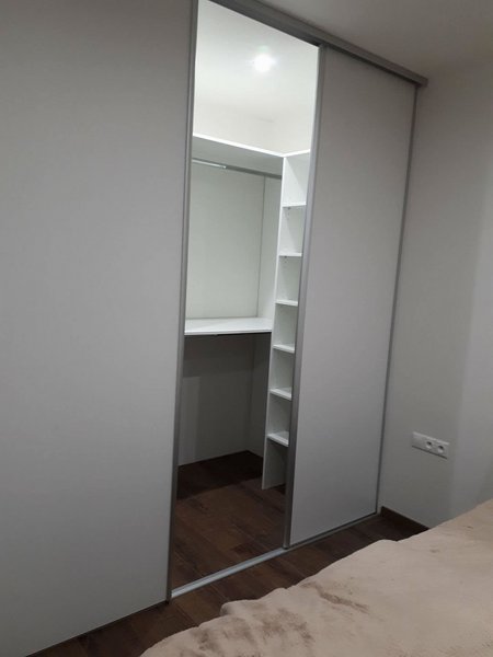 Komody a vstavené skrine biele