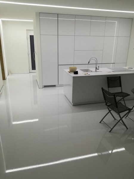 Laminátová podlaha biela lesklá