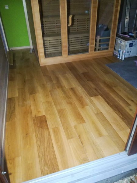 Masívna drevená podlaha – montáž celoplošným lepením