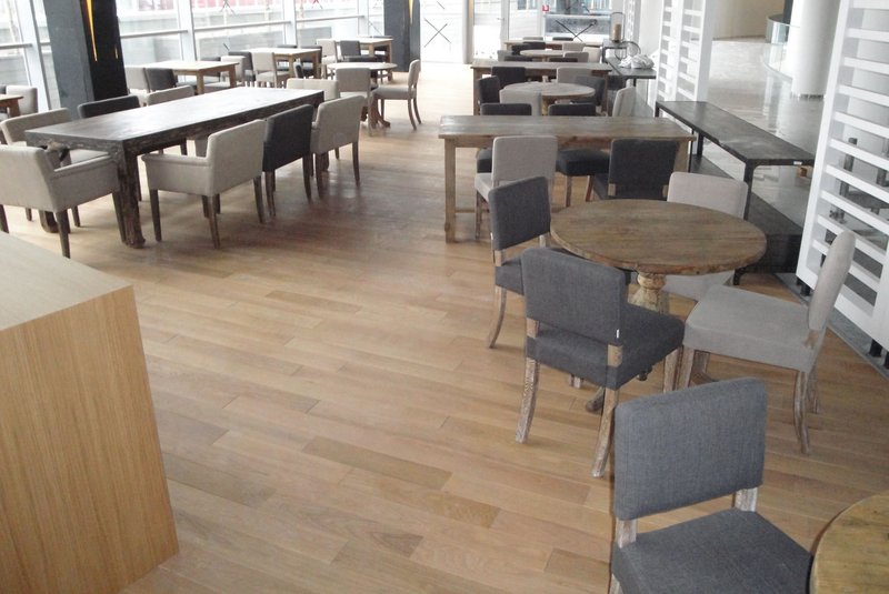 Masívna Dubová parketa 20mm - triedenie Prémium (reštaurácia Bratislava CENTRAL)