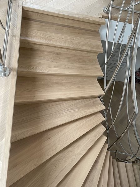 Masívne drevené schody – obklad kovového schodiska