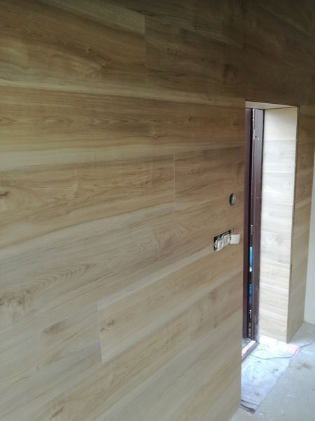 Obklad steny laminátovou veľkoformátovou podlahou