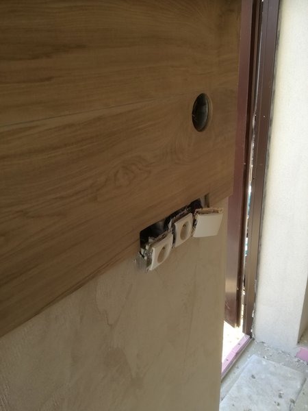 Obklad steny laminátovou veľkoformátovou podlahou