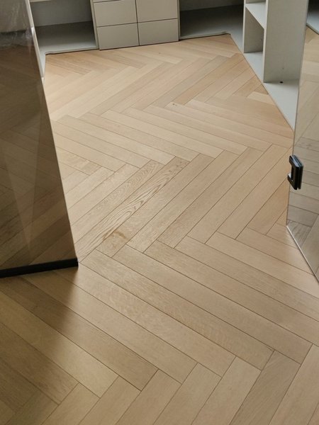 Parkety Herringbone 90° odtieň Pure - surové drevo