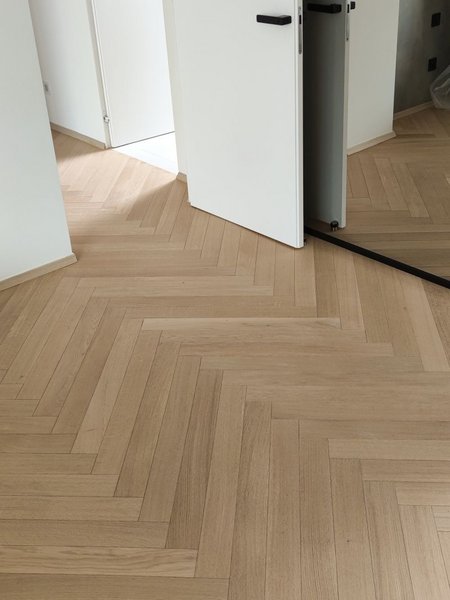 Parkety Herringbone 90° odtieň Pure - surové drevo