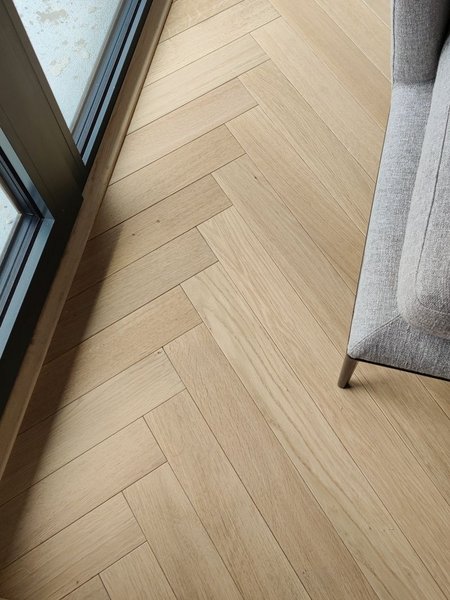 Parkety Herringbone 90° odtieň Pure - surové drevo