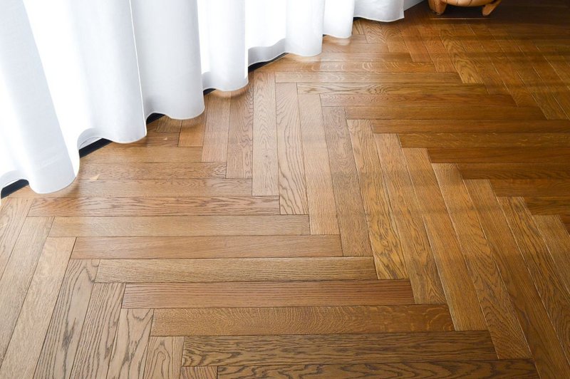Parkety Herringbone 90° tmavý odtieň Coal