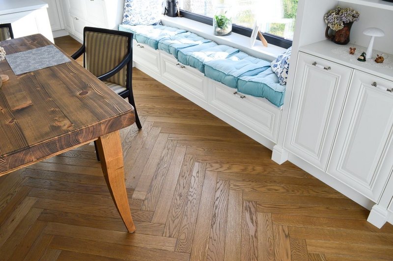 Parkety Herringbone 90° tmavý odtieň Coal