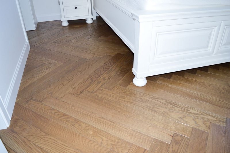 Parkety Herringbone 90° tmavý odtieň Coal