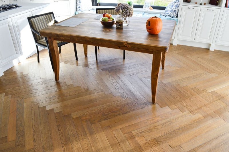 Parkety Herringbone 90° tmavý odtieň Coal