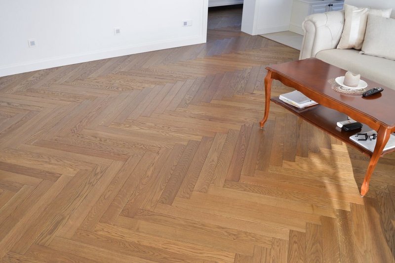 Parkety Herringbone 90° tmavý odtieň Coal