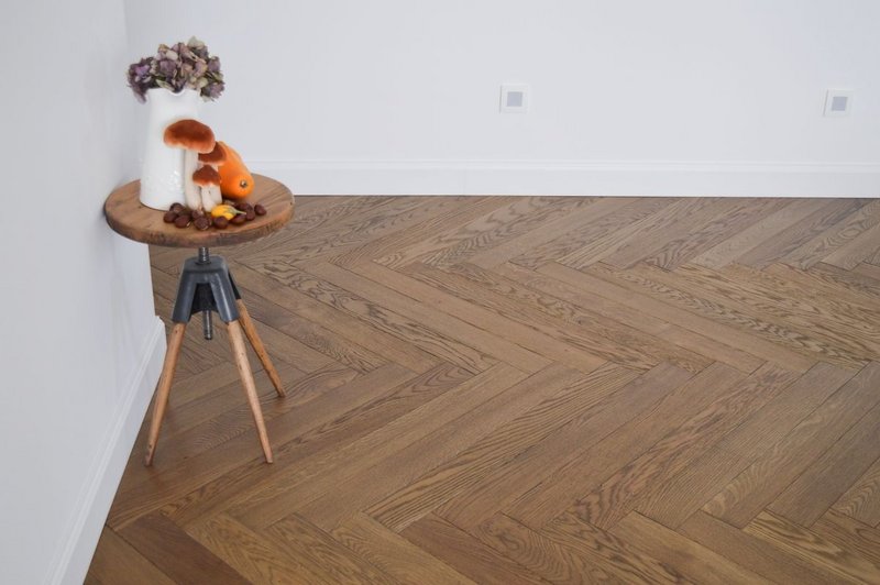 Parkety Herringbone 90° tmavý odtieň Coal