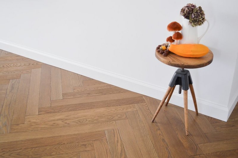 Parkety Herringbone 90° tmavý odtieň Coal