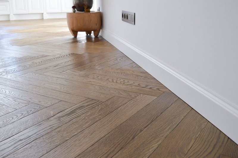 Parkety Herringbone 90° tmavý odtieň Coal