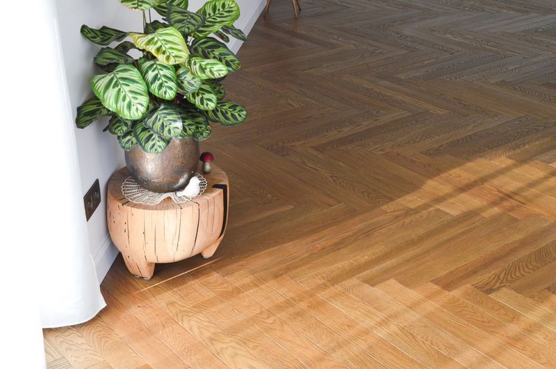 Parkety Herringbone 90° tmavý odtieň Coal