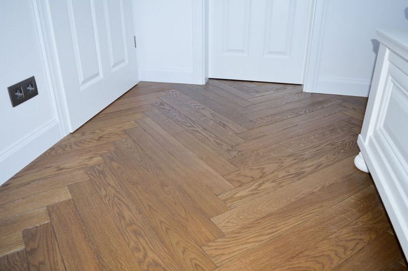 Parkety Herringbone 90° tmavý odtieň Coal