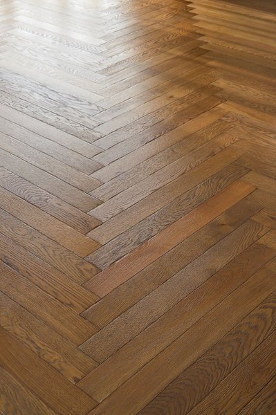 Parkety Herringbone 90° tmavý odtieň Coal