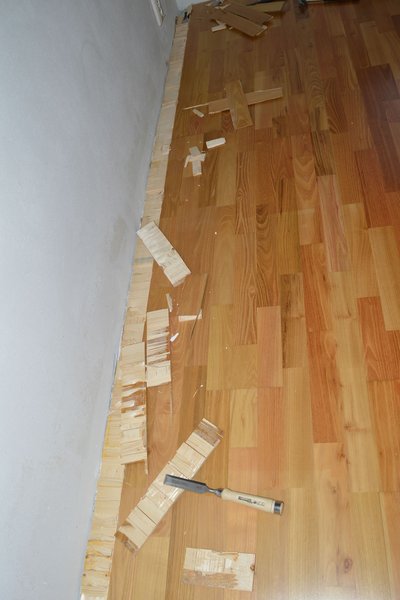 Sanácia - búranie lepenej drevenej trojvrstvovej podlahy