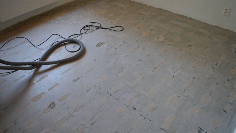 Sanácia - búranie lepenej drevenej trojvrstvovej podlahy