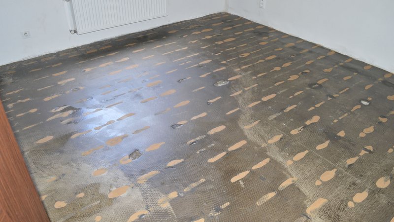 Sanácia - búranie lepenej drevenej trojvrstvovej podlahy