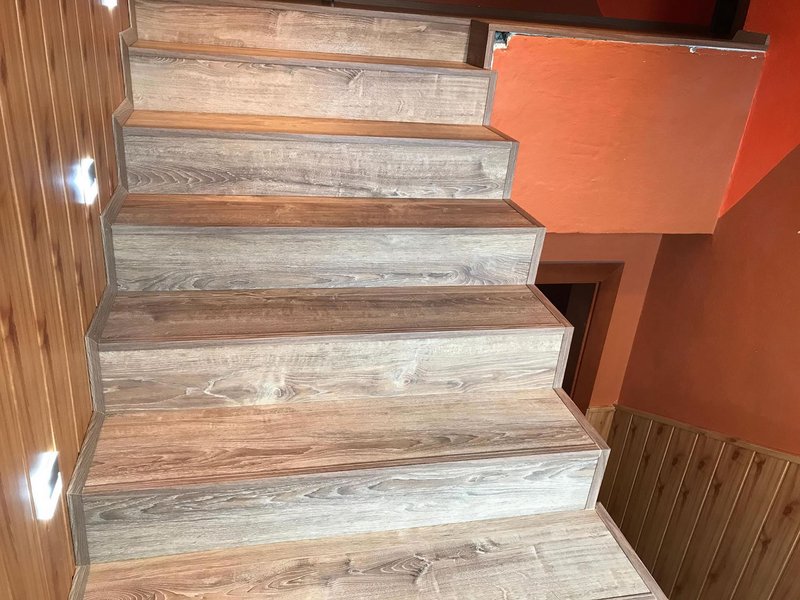 Schody obkladané laminátovou podlahou Alsafloor