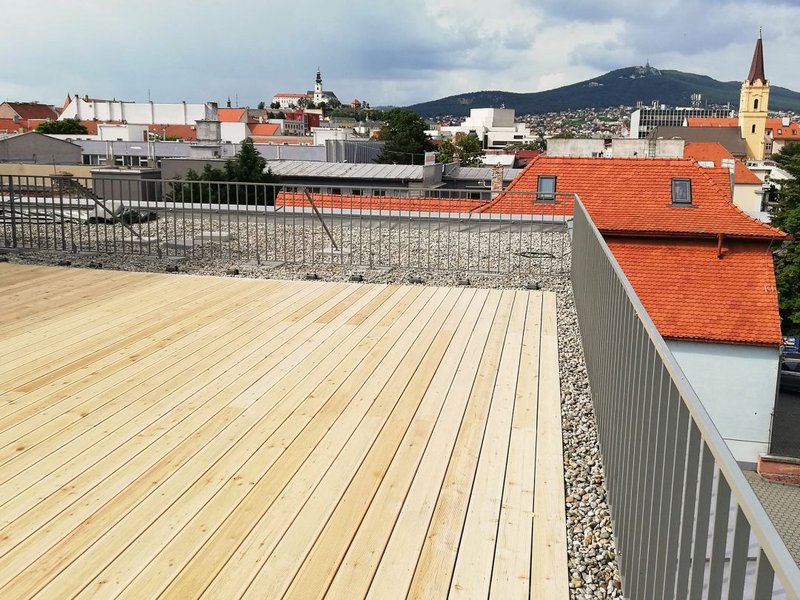 Terasové dosky zo sibírskeho smrekovca – montáž na skrutky