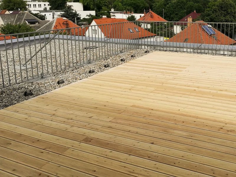 Terasové dosky zo sibírskeho smrekovca – montáž na skrutky