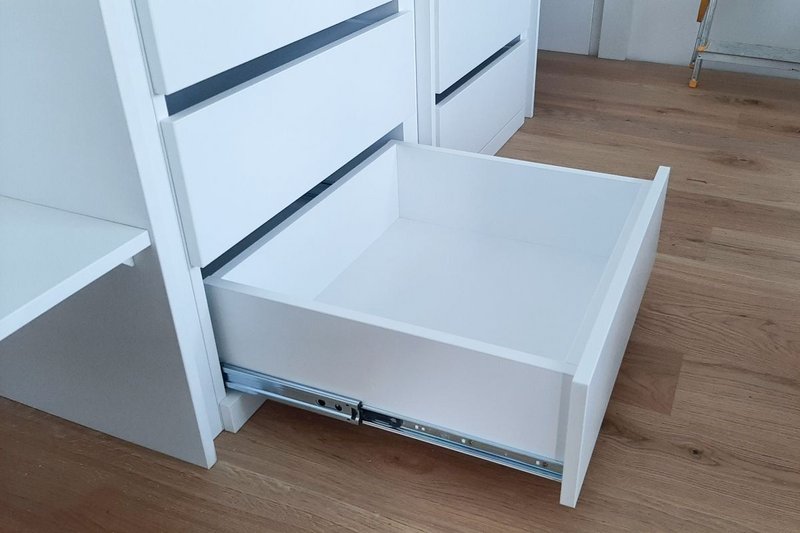 Vstavaná skriňa výplň DTD platinová biela – hliníkový rám strieborný