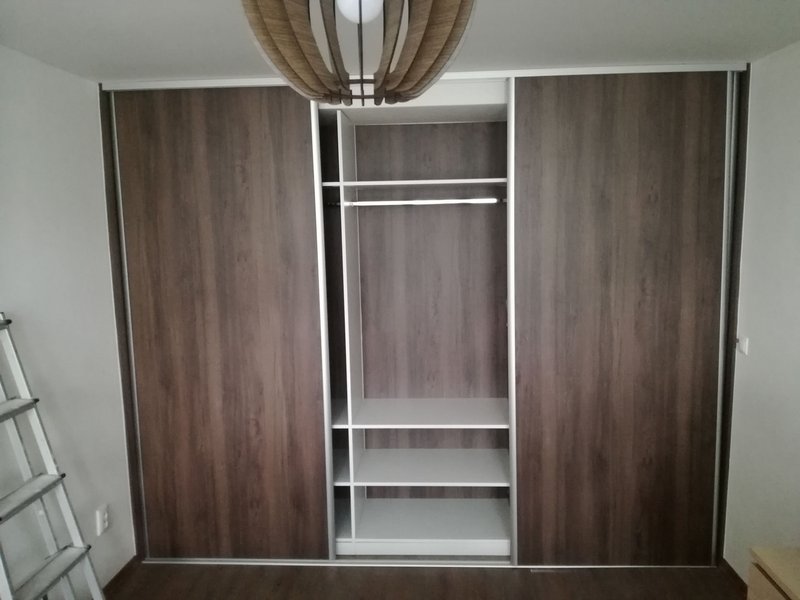 Vstavaná skriňa – výplň dverí drevená parketa