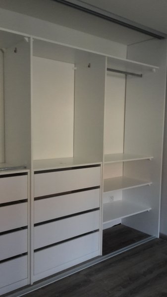 Vstavané skrine do výklenku a ako predelenie miestností