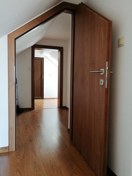 Výroba kvalitných laminátových dvier aj v atypických rozmeroch priamo na mieru